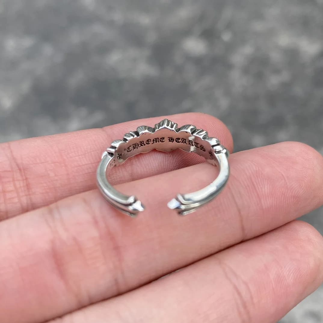 Внутренняя сторона открытого кольца Chrome Hearts с фирменной гравировкой