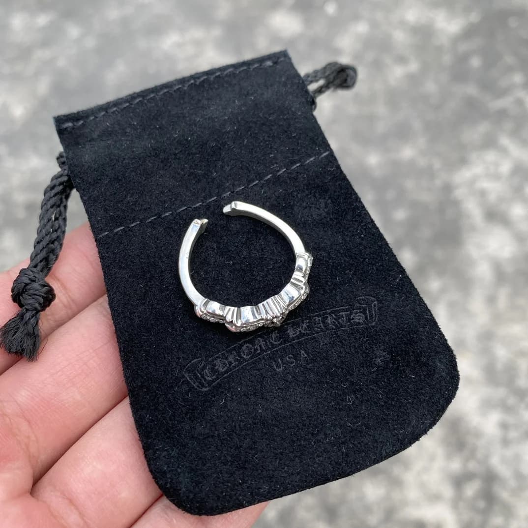 Разомкнутое кольцо Chrome Hearts, вид сверху на фирменном замшевом пыльнике