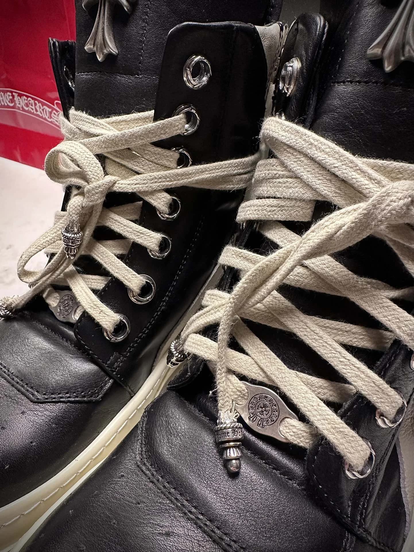 Крупный план шнуровки и серебряных элементов на кедах Chrome Hearts x Rick Owens Geobasket