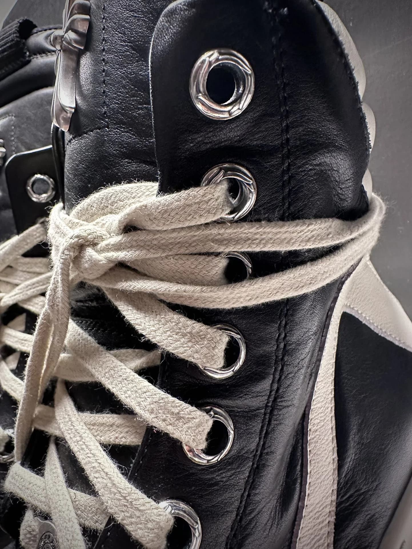 Детали шнуровки и кожаной текстуры кед Chrome Hearts x Rick Owens Geobasket