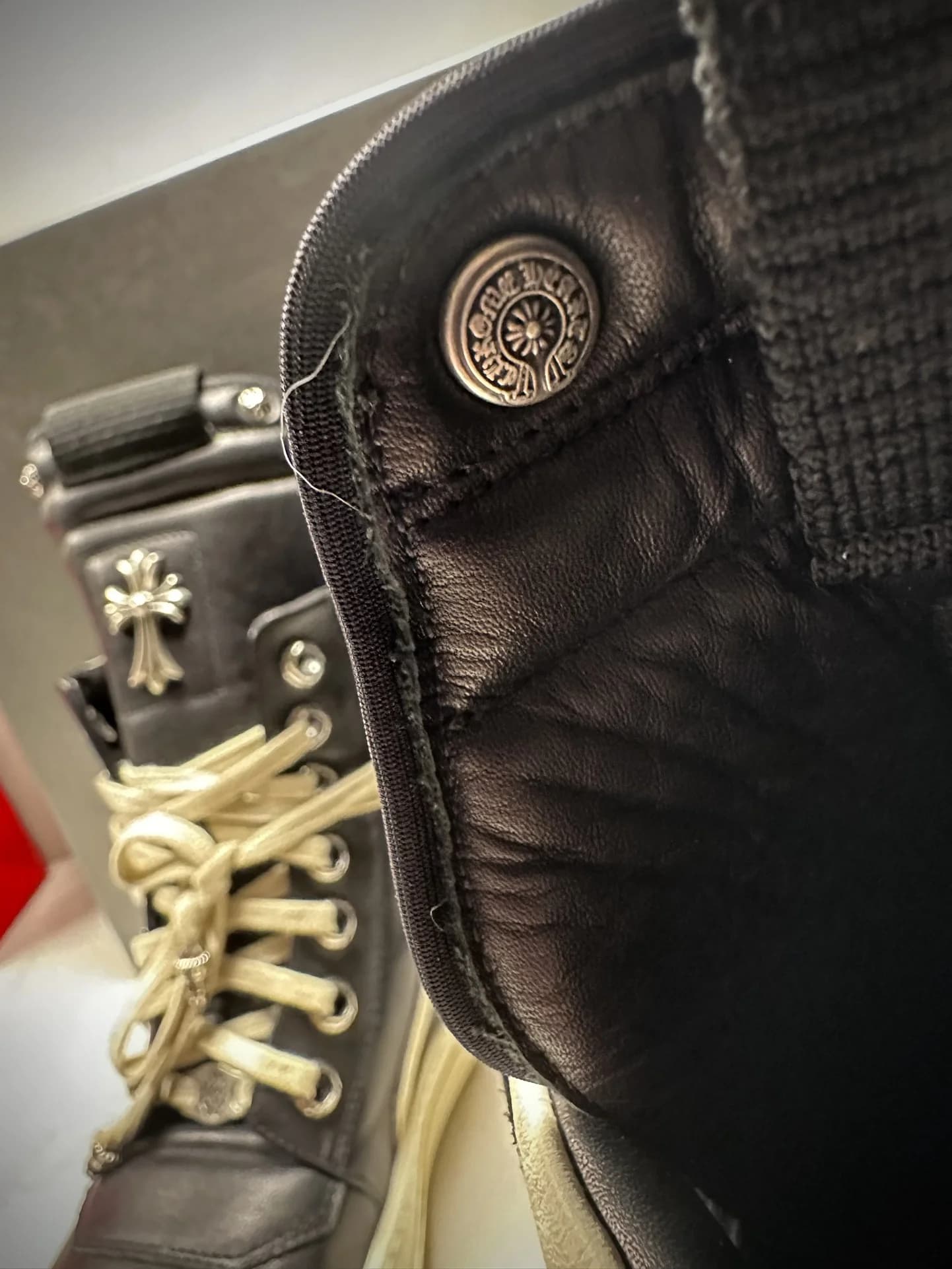 Серебряная кнопка с гравировкой на кедах Chrome Hearts x Rick Owens Geobasket