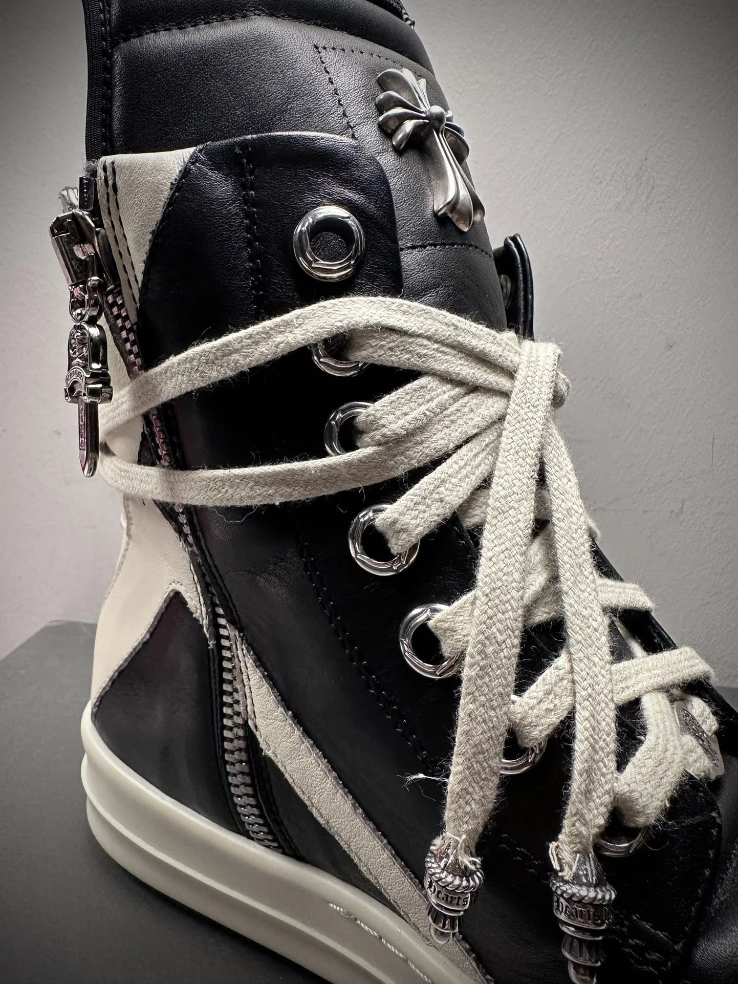Крупный план боковой молнии и серебряного бегунка на кедах Chrome Hearts x Rick Owens Geobasket