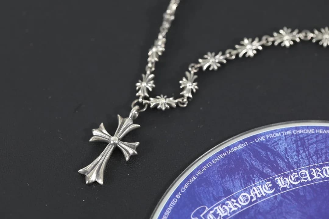 Подвеска в виде креста Chrome Hearts на серебряной цепочке
