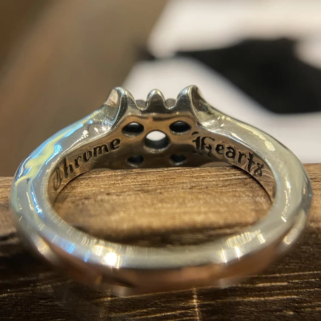 Внутренняя сторона серебряного кольца Chrome Hearts с фирменной гравировкой