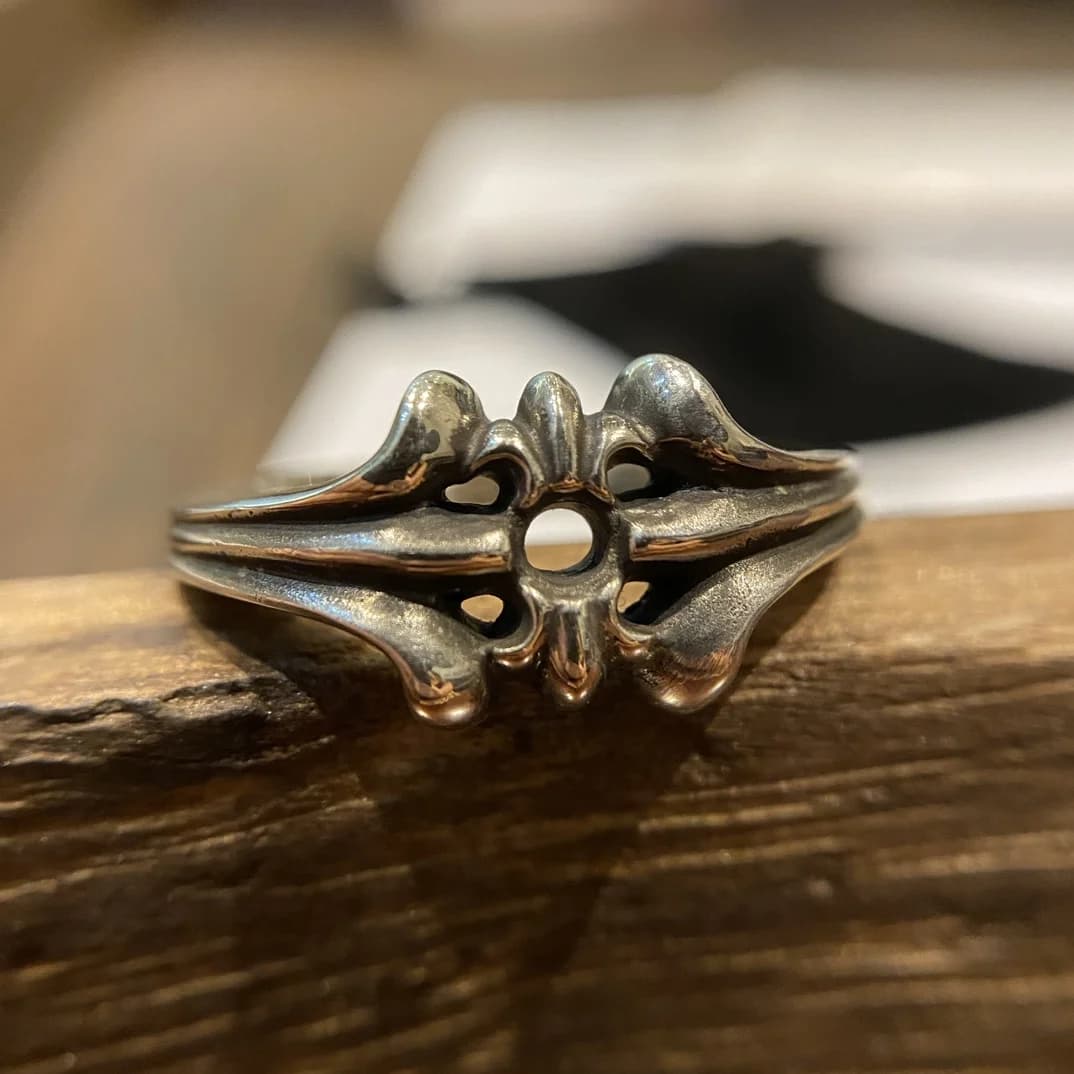 Фронтальный ракурс серебряного кольца Chrome Hearts с чернением