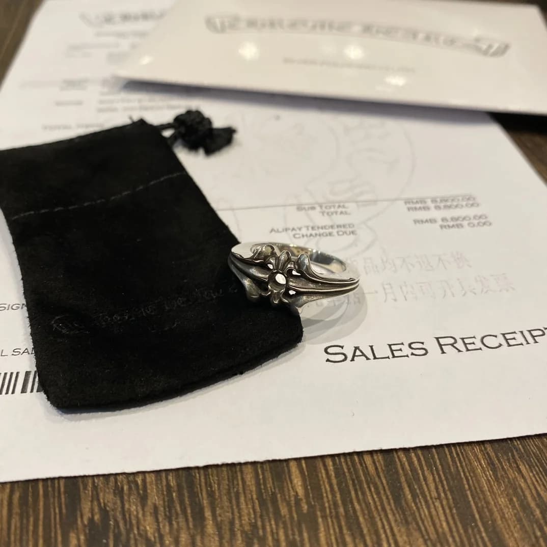Кольцо Chrome Hearts рядом с чёрным замшевым чехлом и квитанцией