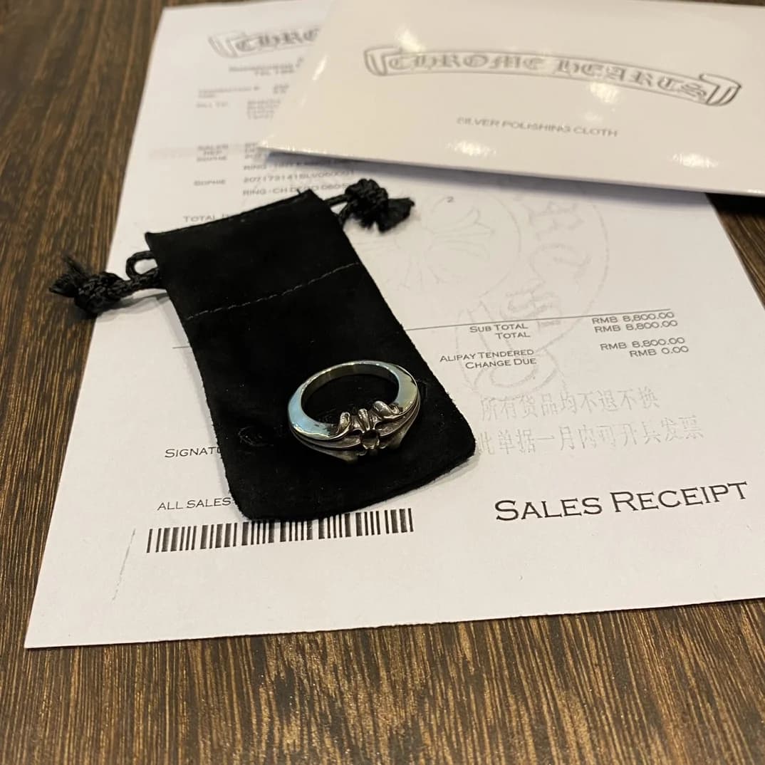 Серебряное кольцо Chrome Hearts на замшевом пыльнике