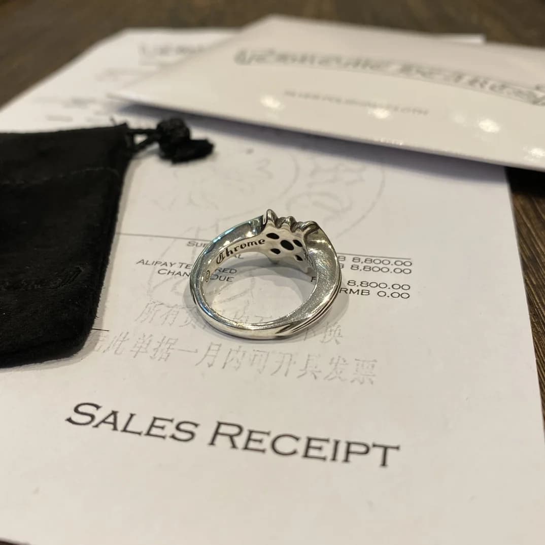 Серебряное кольцо Chrome Hearts с гравировкой бренда рядом с чеком