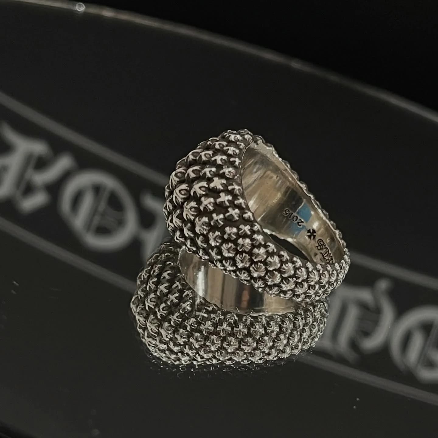 Кольцо Chrome Hearts из черненого серебра, вид сбоку