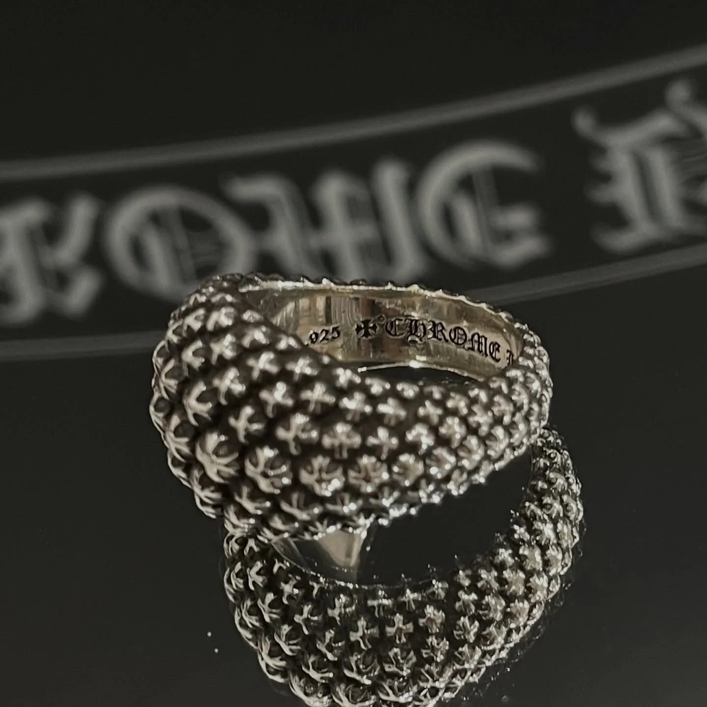 Внутренняя сторона серебряного кольца Chrome Hearts с фирменной гравировкой и пробой 925