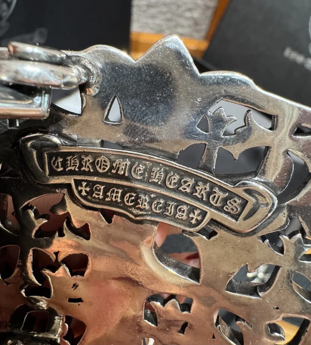 Гравировка бренда Chrome Hearts на обратной стороне металлической пряжки