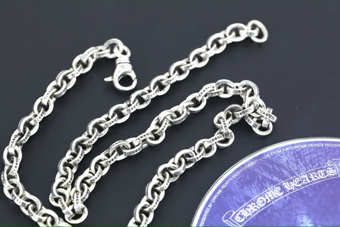 Серебряное колье Chrome Hearts Paper Chain в сложенном виде