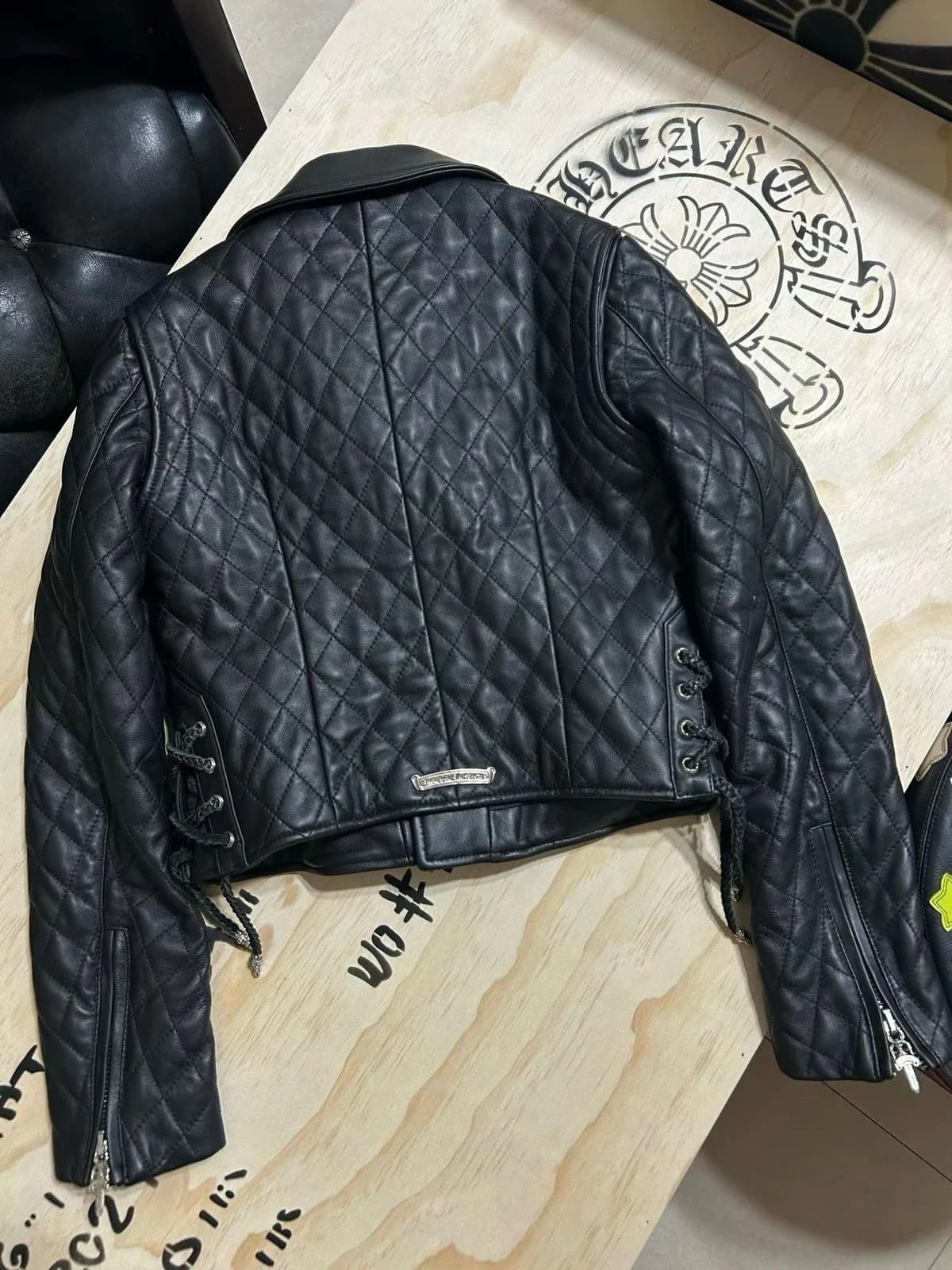 Спинка куртки JJ Dean с серебряной табличкой Chrome Hearts