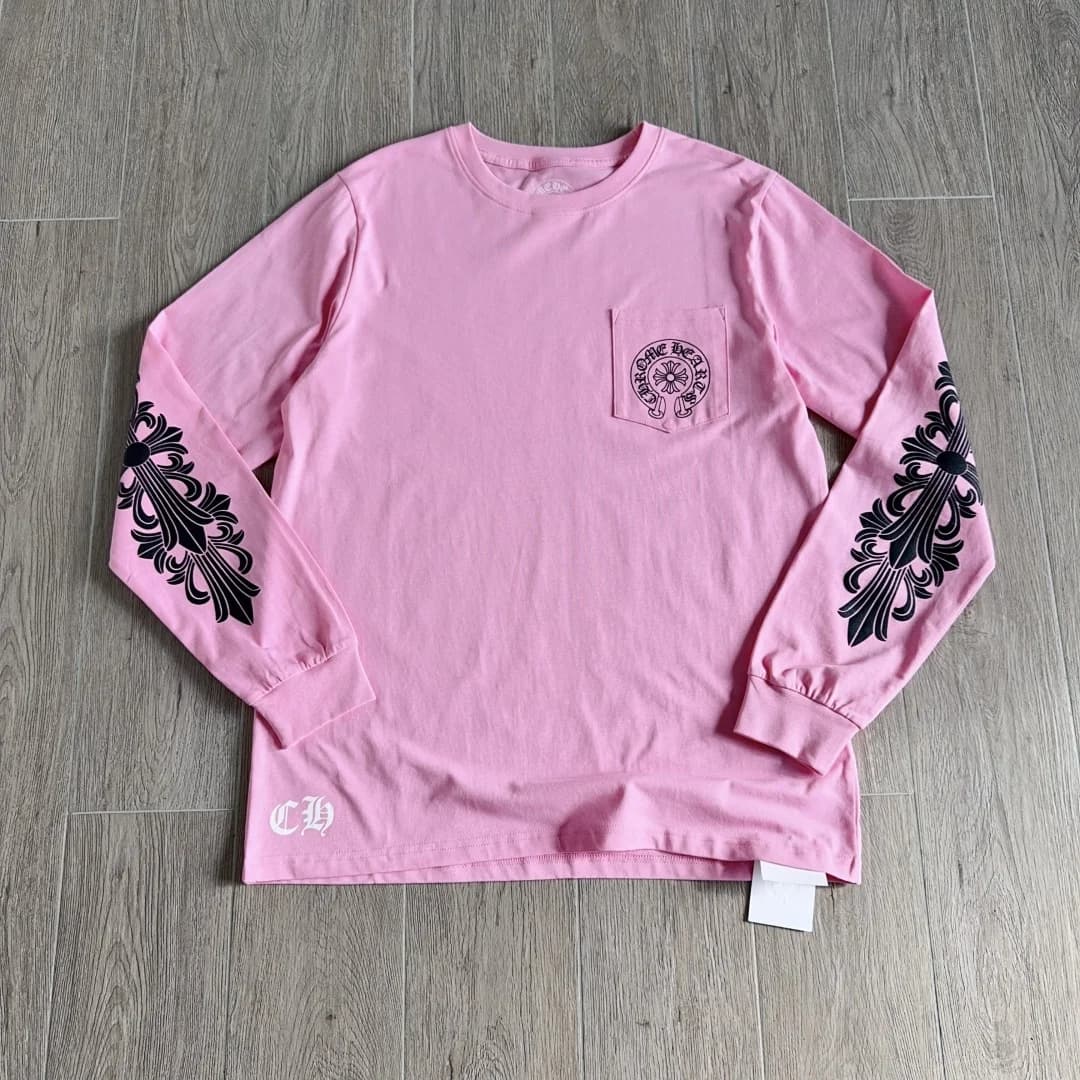 Розовый лонгслив Chrome Hearts с принтами на рукавах, вид спереди