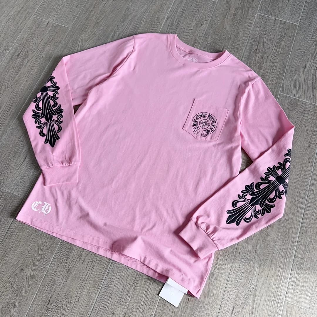 Розовый лонгслив Chrome Hearts с накладным карманом, вид под углом