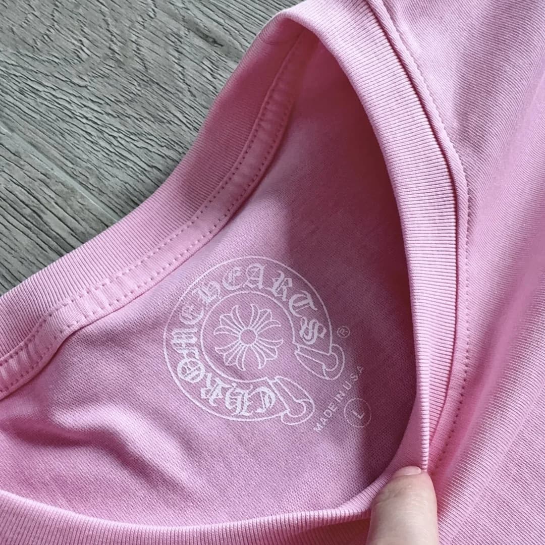 Круглый вырез горловины розового лонгслива Chrome Hearts с внутренним принтом бренда