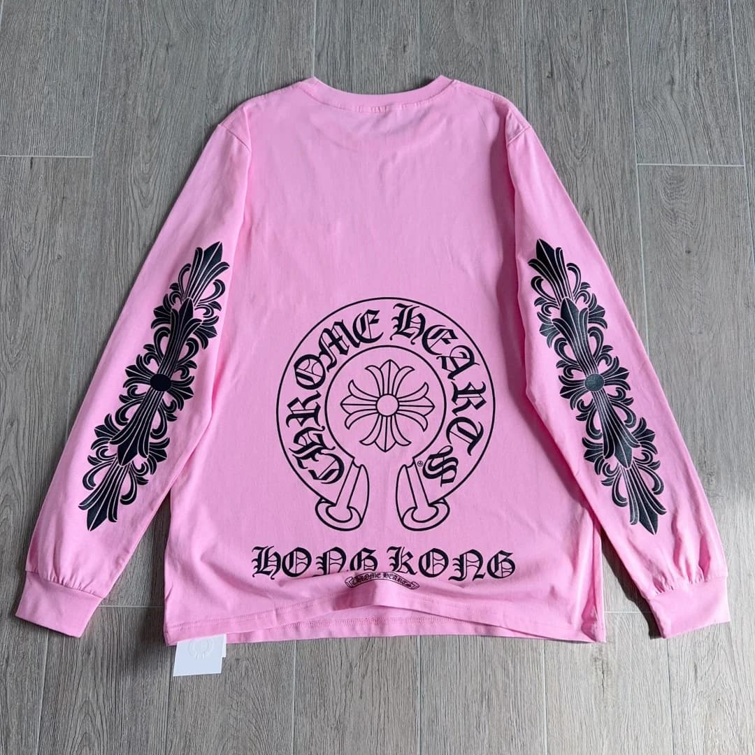 Розовый лонгслив Chrome Hearts с принтом на спине, вид сзади