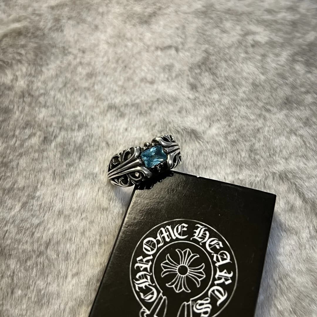 Крупный план кольца Chrome Hearts K&T с голубым кристаллом
