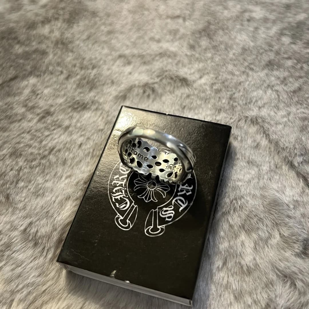 Внутренняя сторона кольца Chrome Hearts с фирменной гравировкой