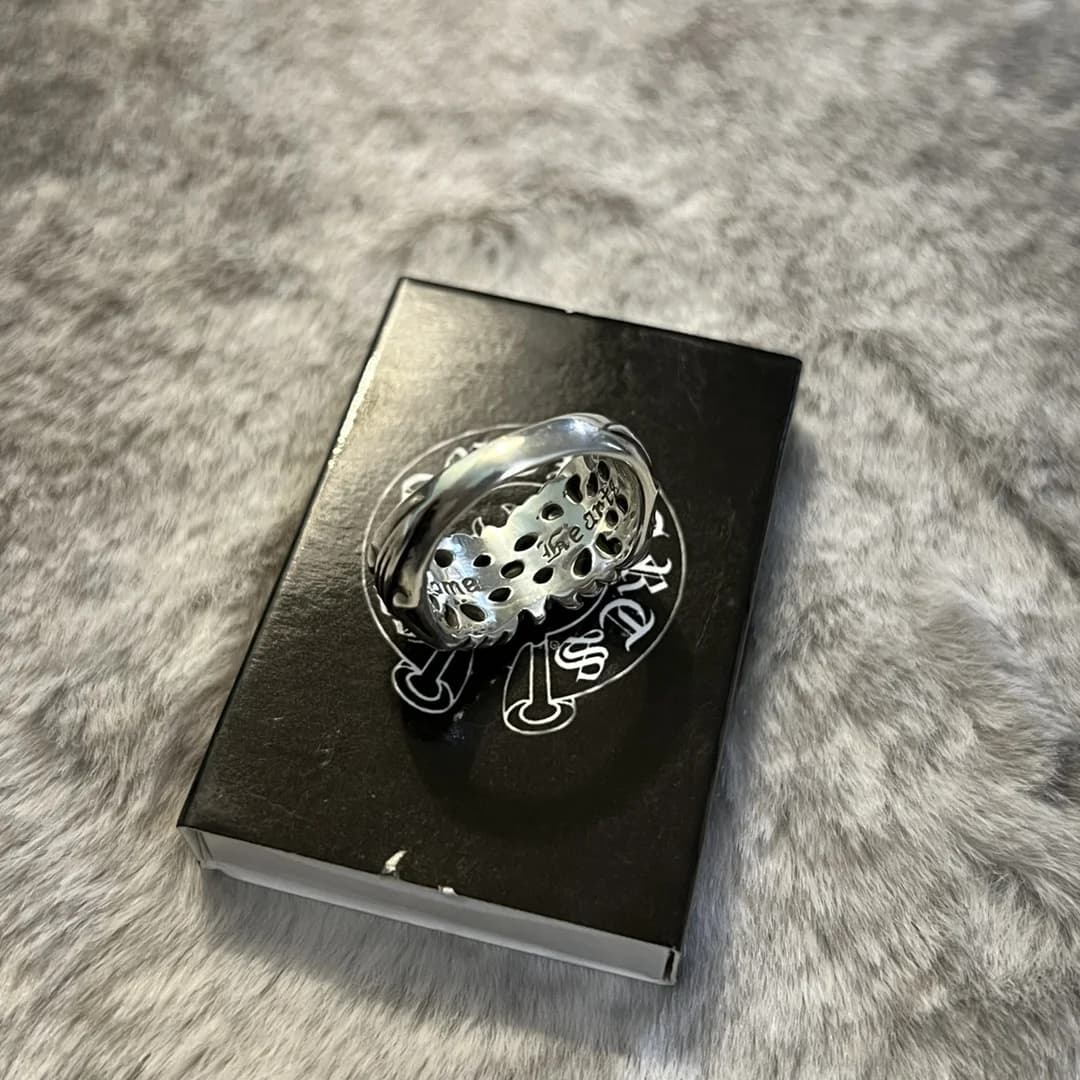 Детали внутренней отделки и гравировки кольца Chrome Hearts K&T
