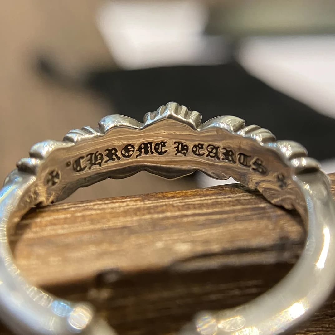 Внутренняя гравировка Chrome Hearts на серебряном кольце крупным планом