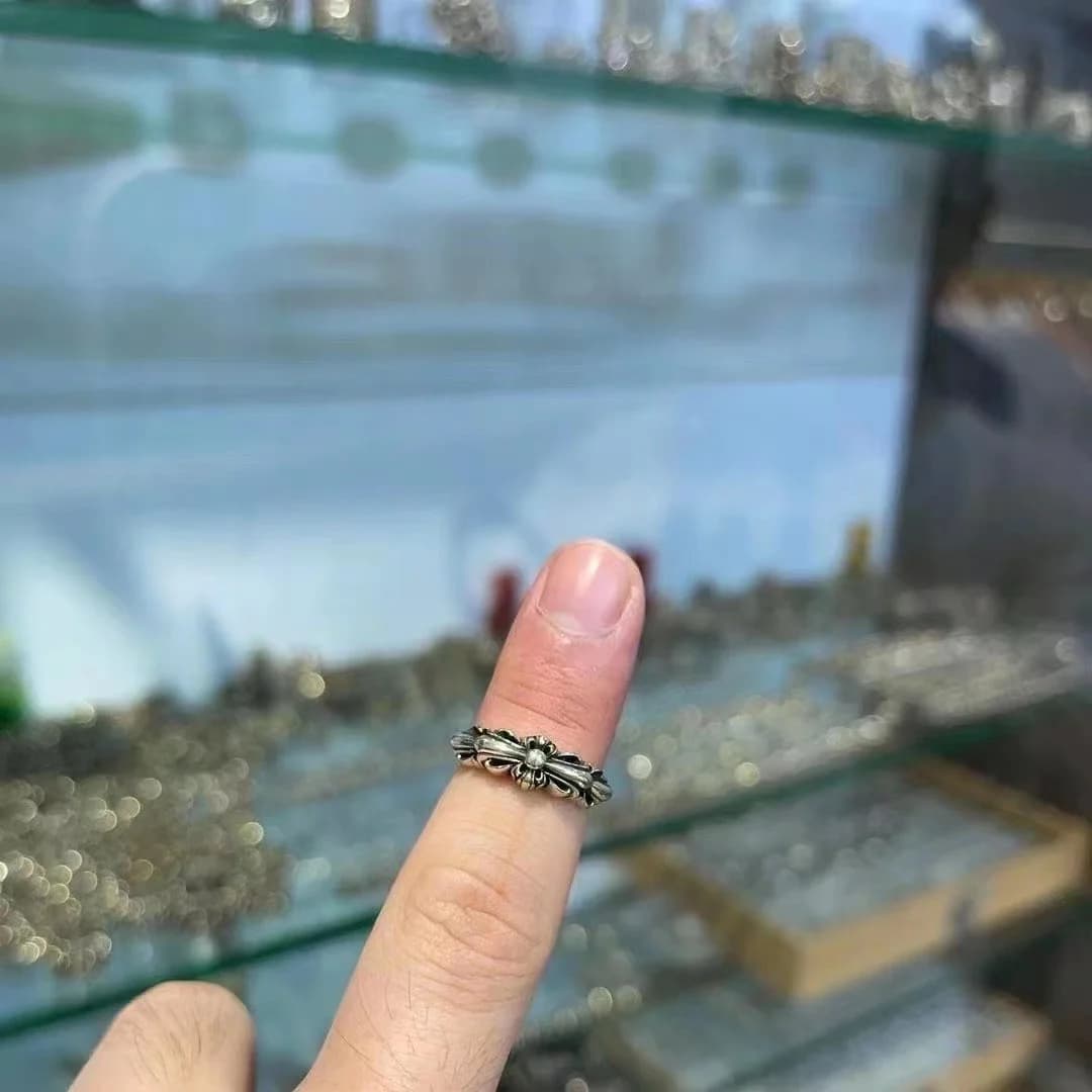 Кольцо из серебра 925 пробы на указательном пальце
