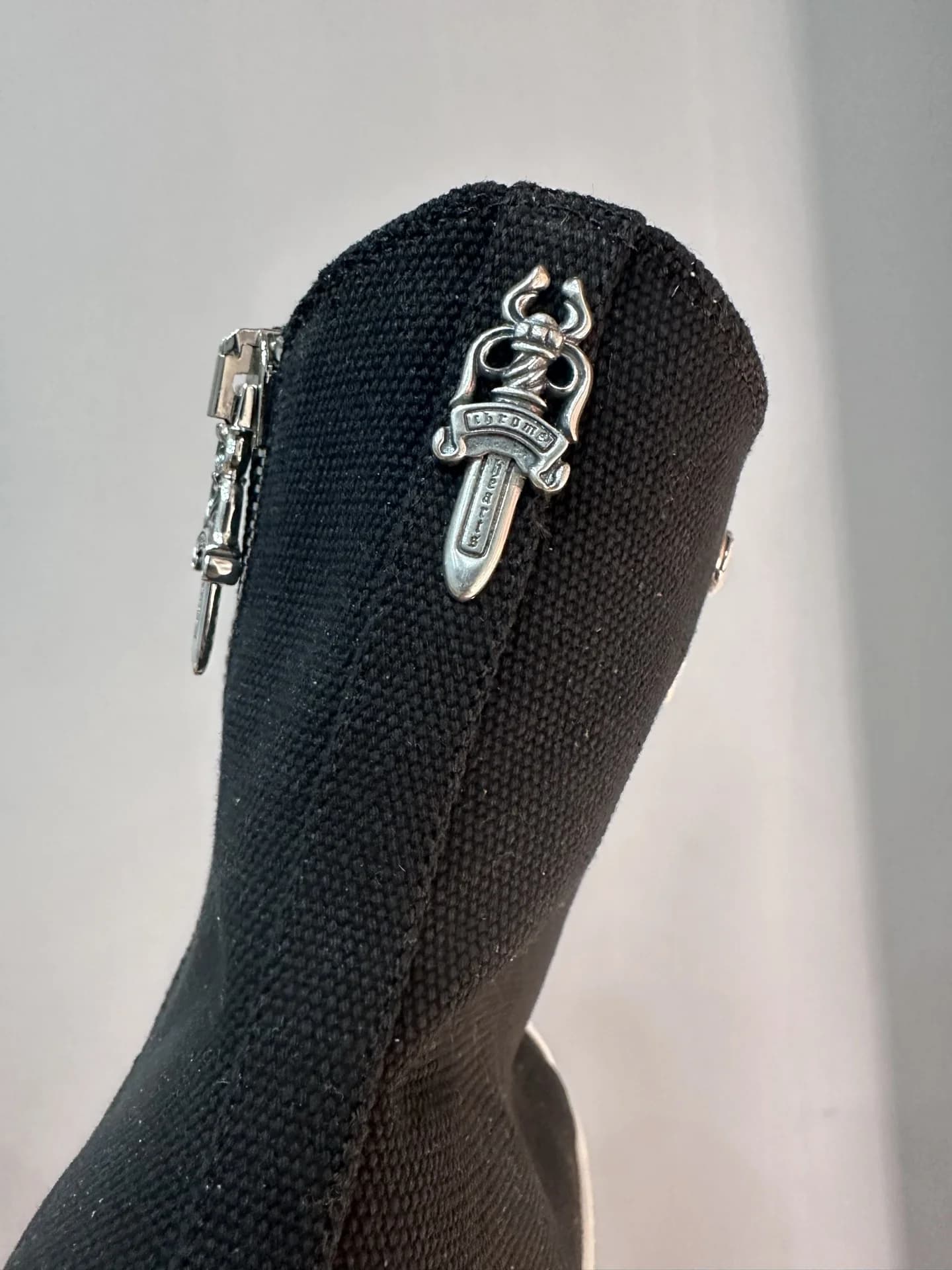 Деталь серебряной фурнитуры Chrome Hearts на заднике кед Rick Owens DRKSHDW