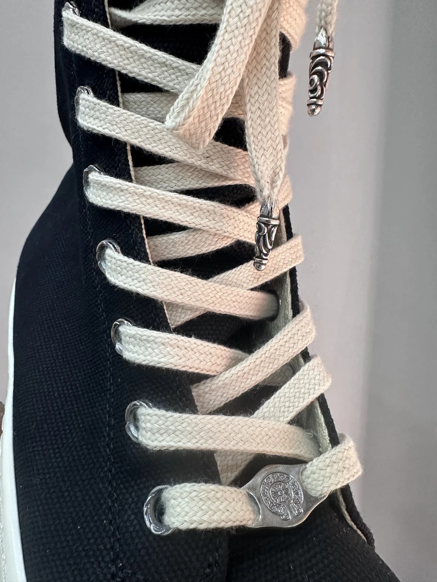 Шнуровка и серебряные элементы Chrome Hearts на кедах Rick Owens DRKSHDW