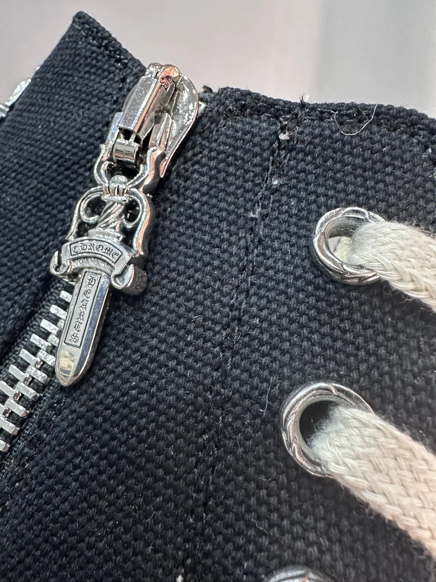 Крупный план молнии и серебряной фурнитуры Chrome Hearts на кедах Rick Owens DRKSHDW