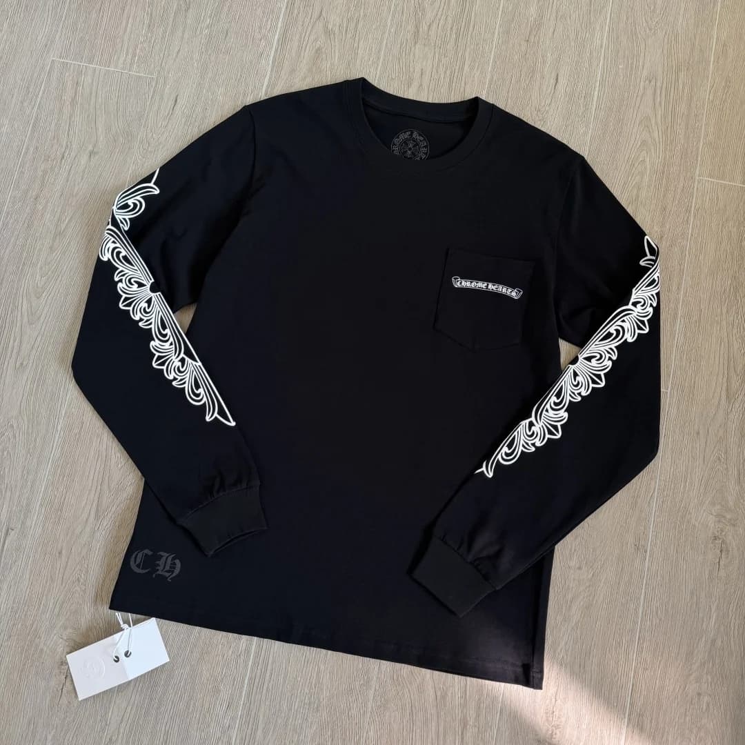 Черный лонгслив Chrome Hearts x Matty Boy Aspen, вид спереди под углом