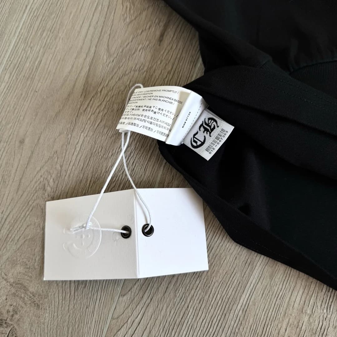 Бирки черного лонгслива Chrome Hearts