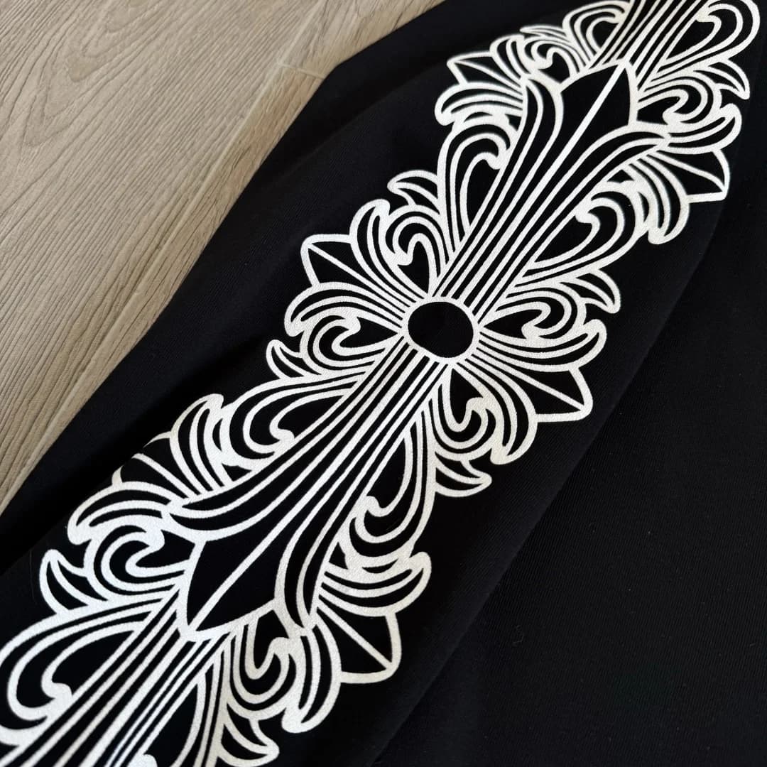 Деталь принта на рукаве черного лонгслива Chrome Hearts x Matty Boy Aspen