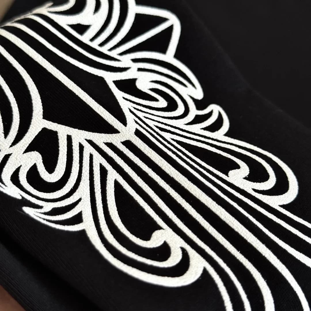 Текстура ткани и принт на рукаве лонгслива Chrome Hearts