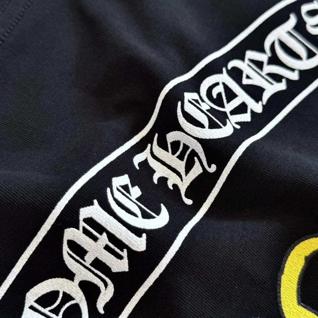Крупный план принта Chrome Hearts на спине