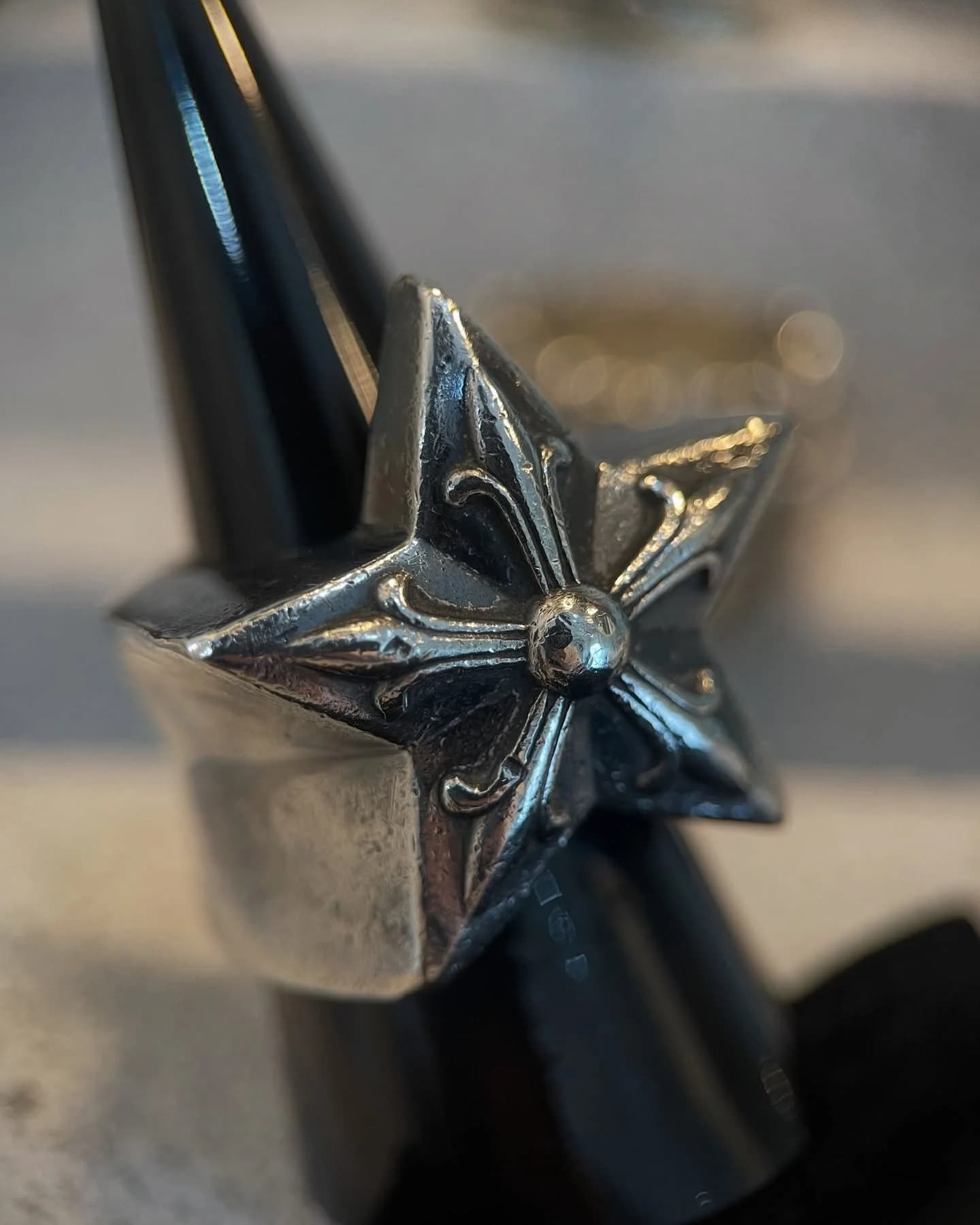 Крупный план объемной пятиконечной звезды кольца Chrome Hearts Five Point Star