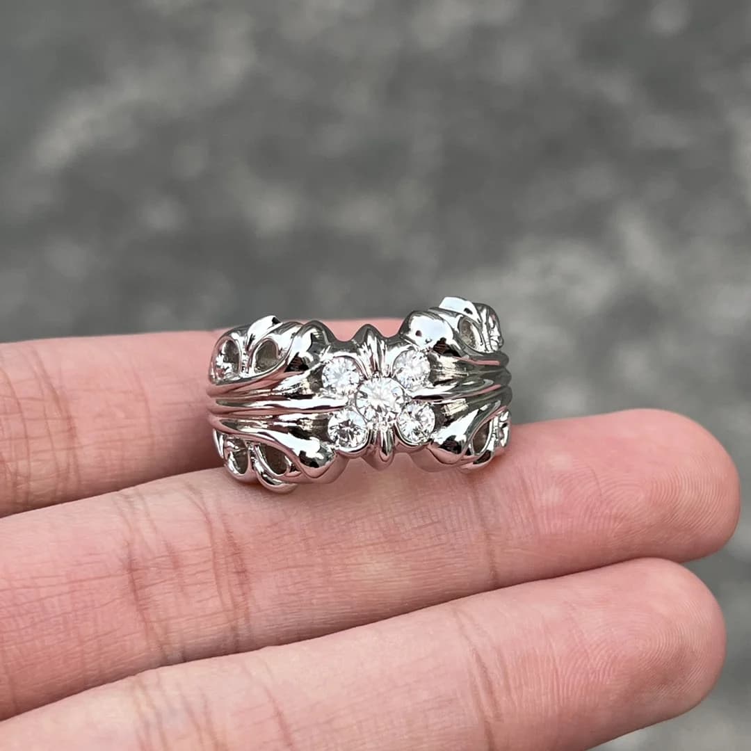 Крупный план резного кольца Chrome Hearts K&T с инкрустацией камнями