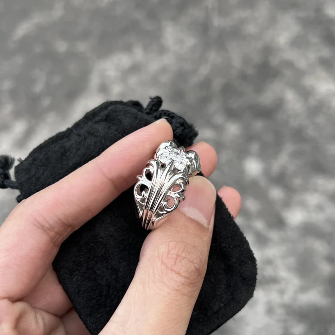 Боковой резной узор кольца Chrome Hearts K&T крупным планом