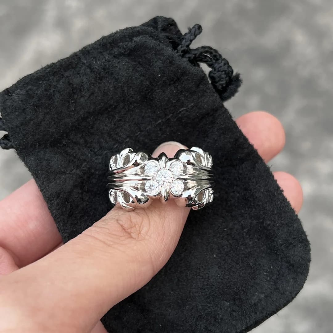 Кольцо Chrome Hearts K&T с камнями на фирменном бархатном пыльнике