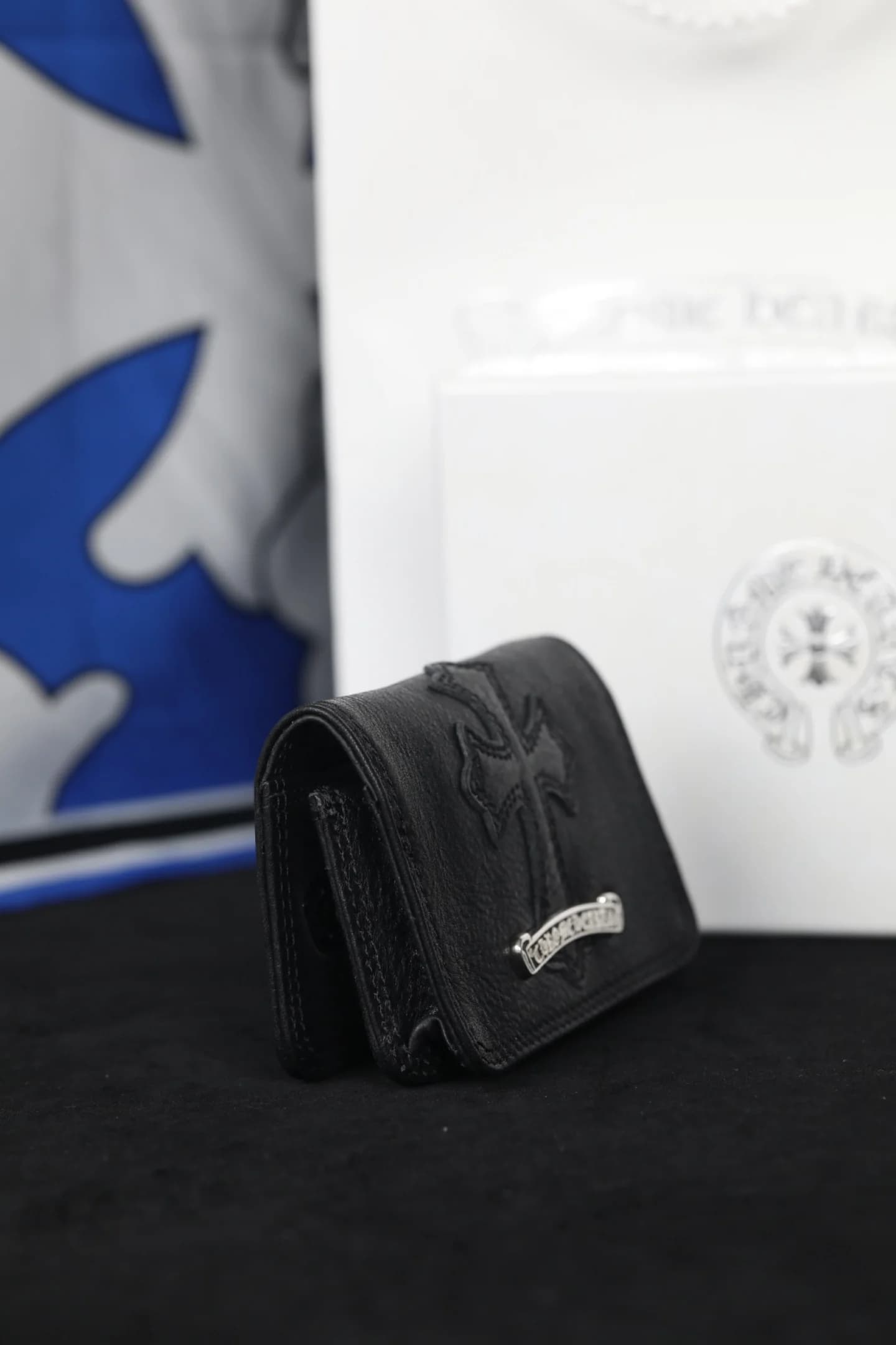 Картхолдер Chrome Hearts из зернистой кожи, вид сбоку в три четверти