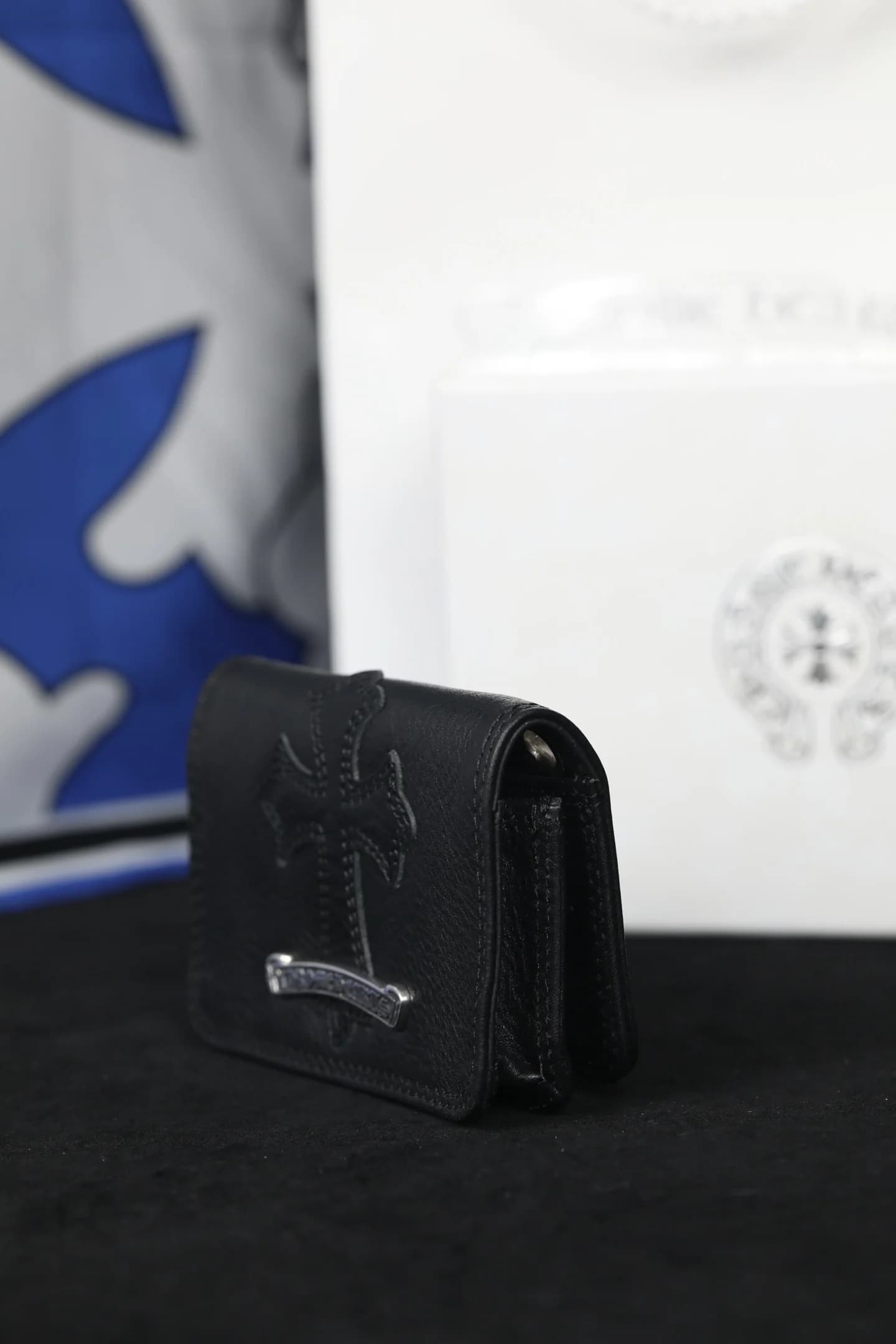 Боковой ракурс кожаного картхолдера Chrome Hearts
