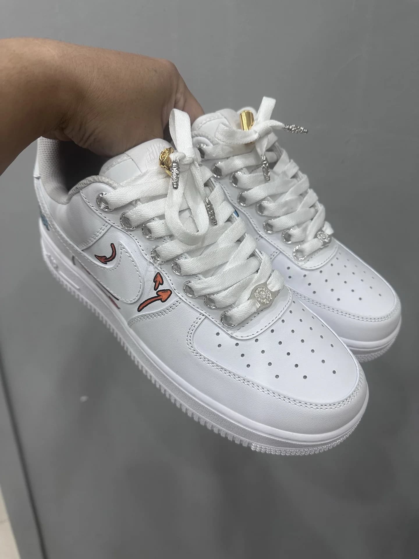 Белые кожаные кроссовки Chrome Hearts x Nike Air Force 1 Matty Boy с разноцветными рисунками, вид сбоку