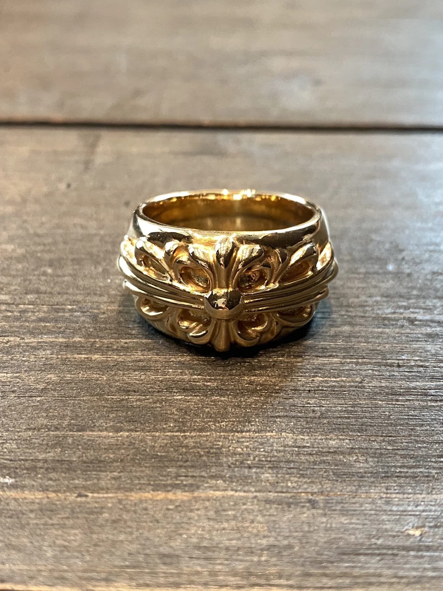 Фронтальный ракурс массивного кольца Chrome Hearts Keeper из жёлтого золота