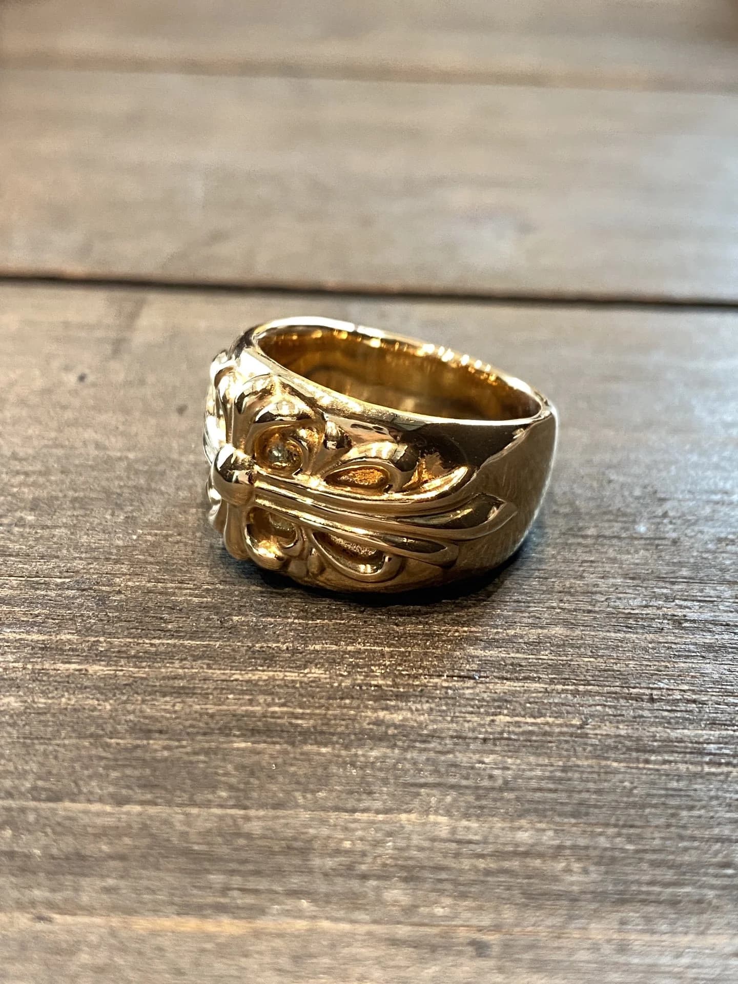 Кольцо Chrome Hearts Keeper из золота 22K, вид сбоку