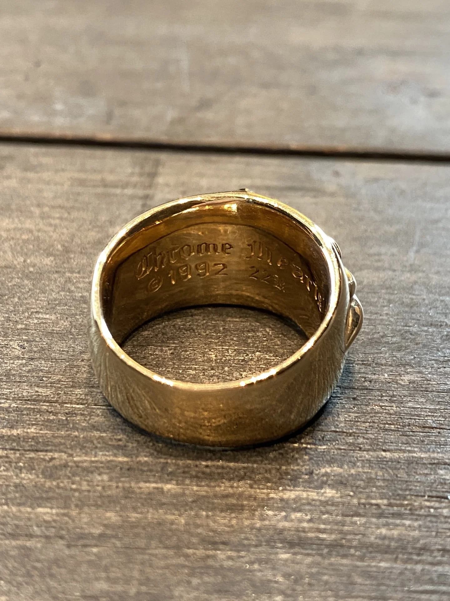 Внутренняя гравировка бренда и пробы 22K на золотом кольце Chrome Hearts Keeper