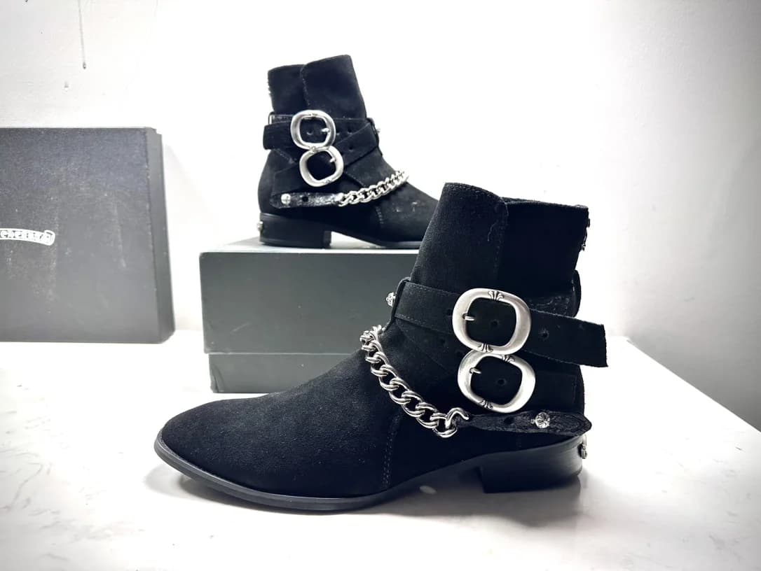 Черные замшевые ботинки Chrome Hearts с ремешками и цепочками, вид сбоку