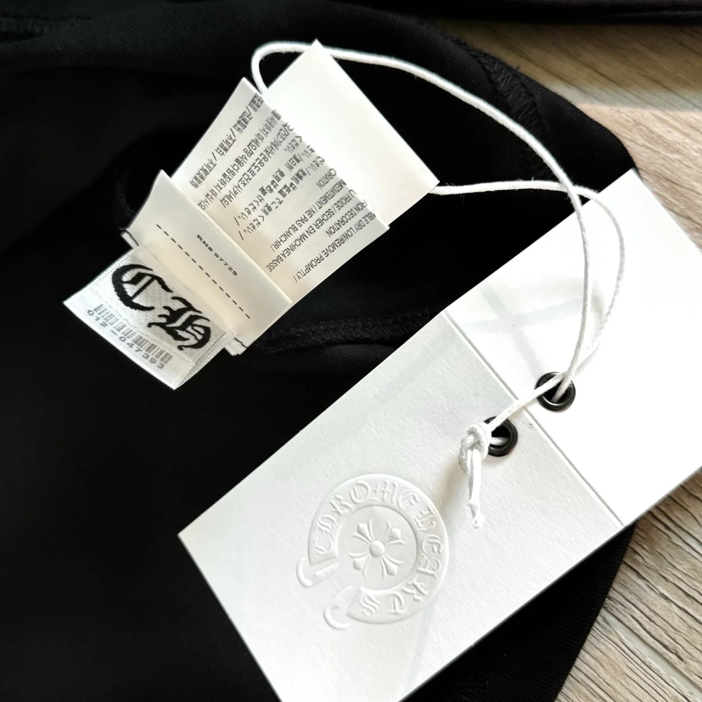 Фирменные бирки лонгслива Chrome Hearts