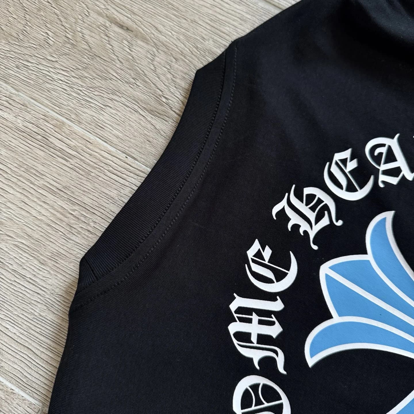 Круглый вырез горловины черного лонгслива Chrome Hearts