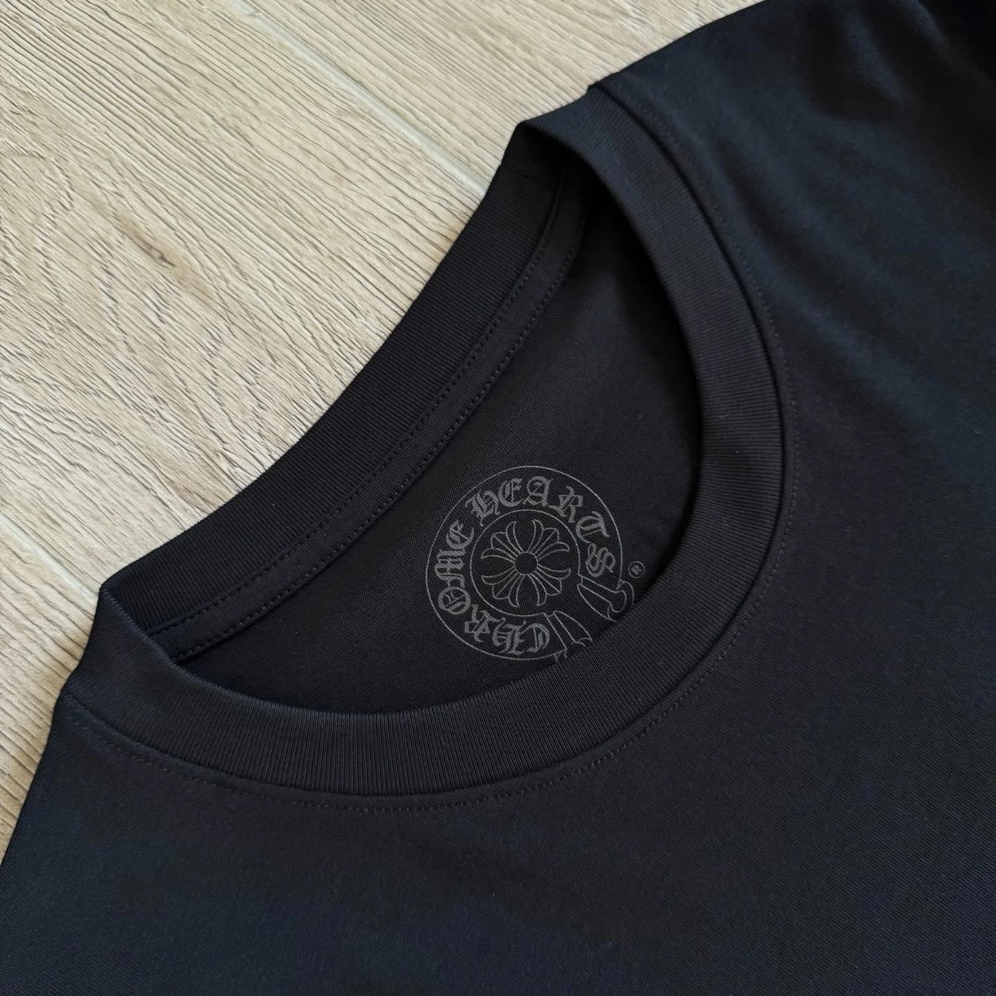 Внутренняя сторона горловины черного лонгслива Chrome Hearts