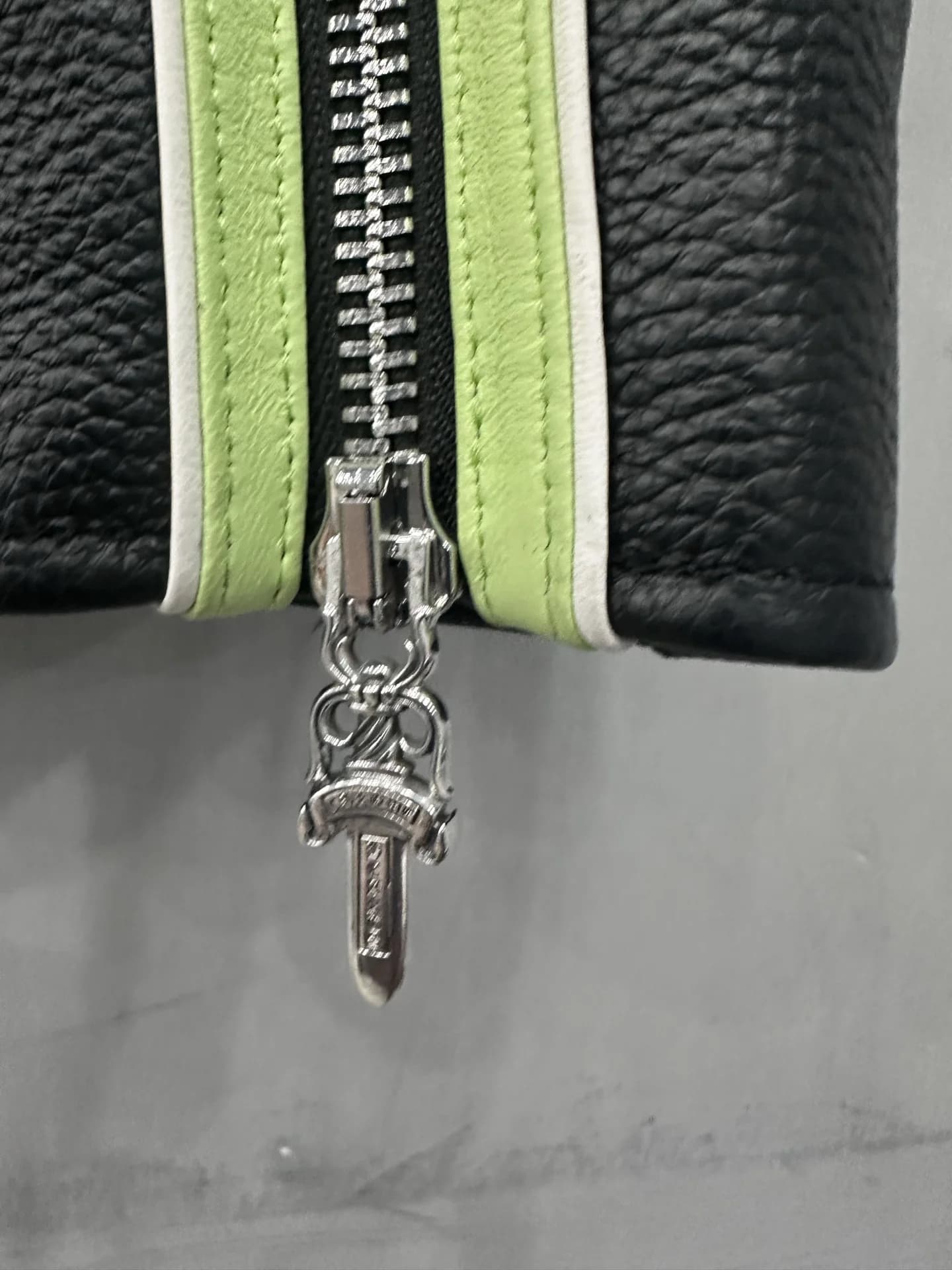 Черные кожаные куртки Chrome Hearts с синей и зеленой полосами на рукавах