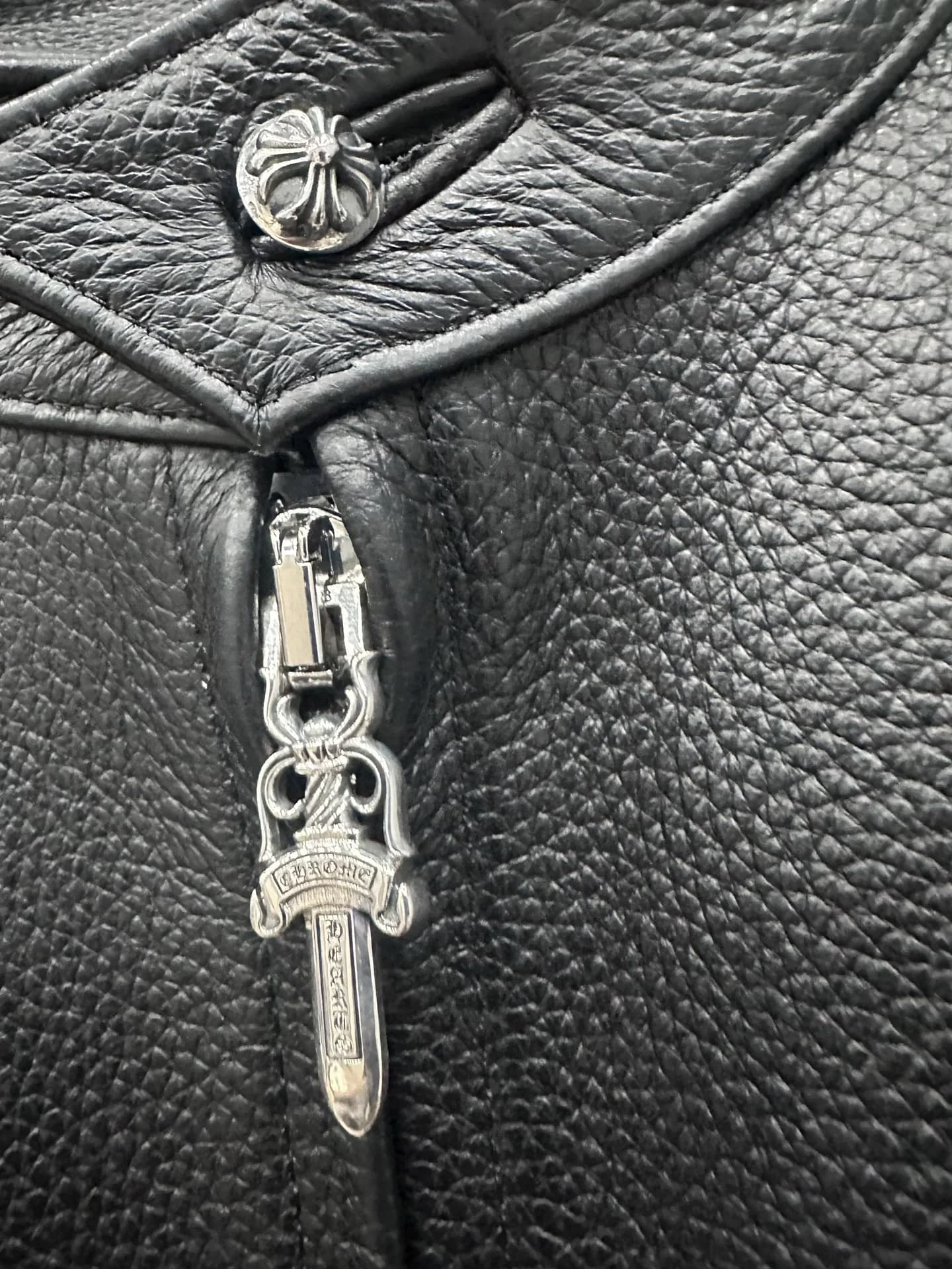Кожаная куртка Chrome Hearts на вешалке